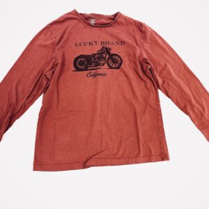 Tumepunane kirjaga särk