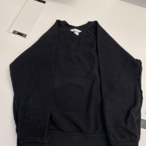 Must pikavarrukaga kampsun